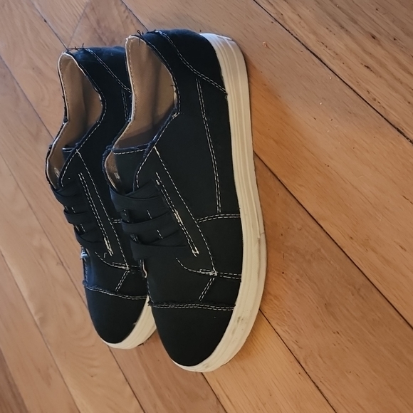 Shoes. - Picture 2 of 2